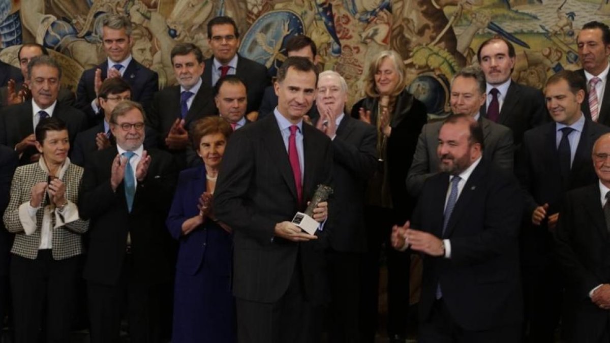 El Rey recibe la Columna de la Libertad de la AEDE.