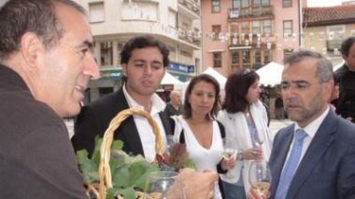 Moreno y Palazuelo charlan con el responsable de un puesto de vinos.