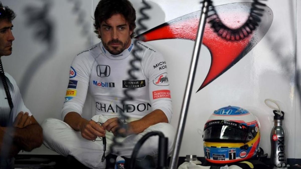 Fernando Alonso descansa en su box de Hockenheim (Alemania).