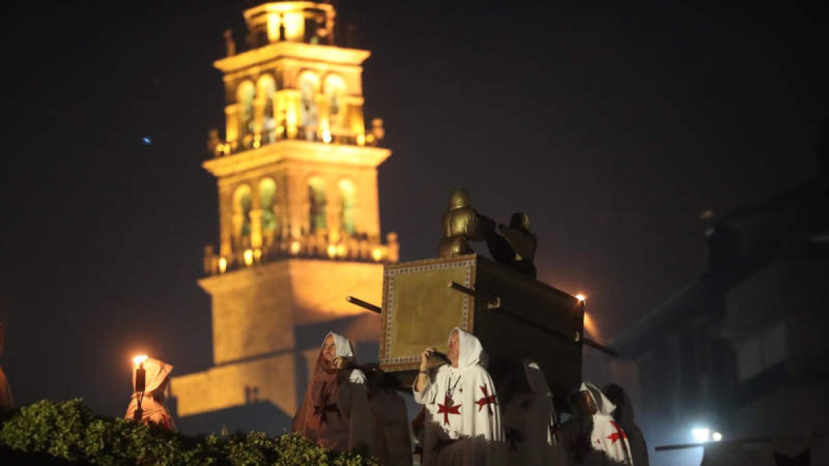 El desfile templario reunió anoche a cientos de ponferrradinos y visitantes en el entorno del castillo. LUIS DE LA MATA