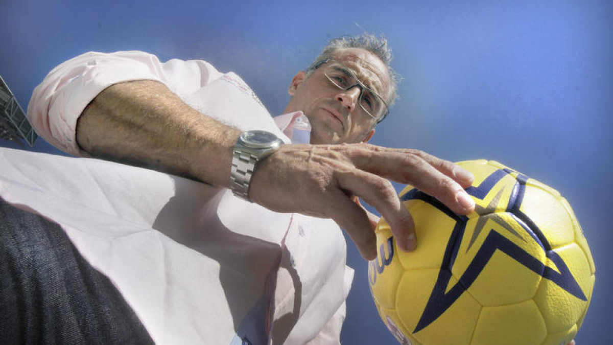 Rafa Guijosa, ante la sede del Abanca Ademar, el club al que unirá su destino durante las dos próximas temporadas