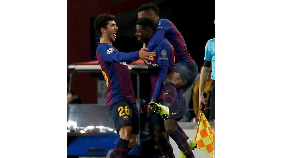 Aleñá y Semedo celebran junto a Dembélé el gol que ponía con ventaja al Barcelona. FONTCUBERTA