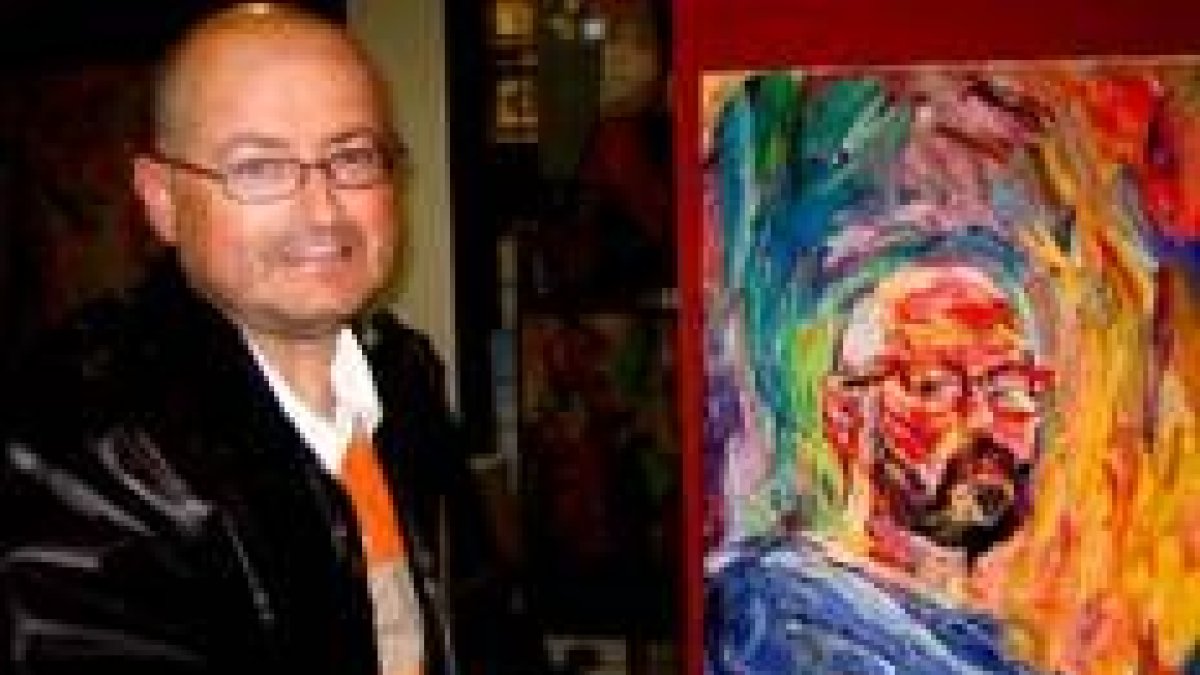 El veterano artista leonés Miguel Ángel Febrero, junto al autorretrato que ha pintado recientemente