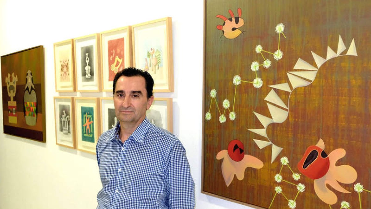 El artista Enrique Rodríguez ‘Guzpeña’ ante algunas de las obras que pueden verse en Ármaga