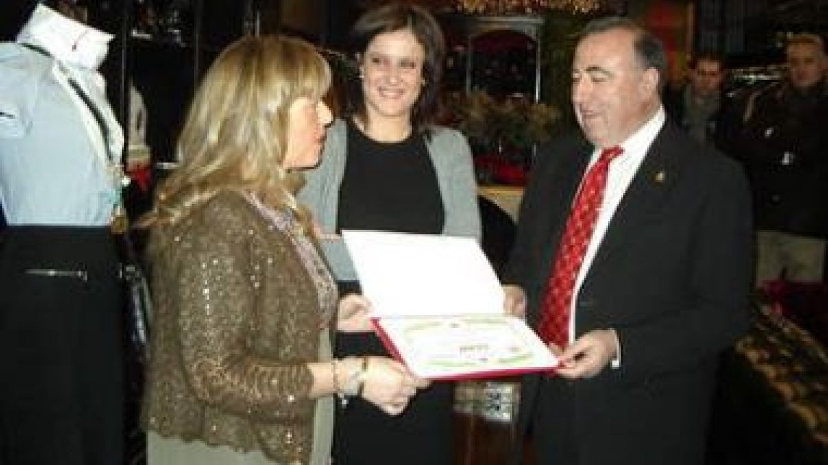 La dueña de Biffi recibe el premio de la mano de María Rodríguez y Alfredo Martínez