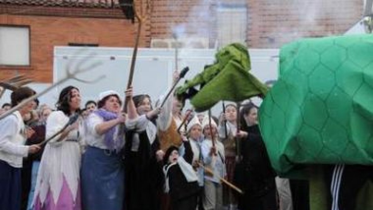 Los dragones ya no asustan como en los cuentos, hasta los más pequeños les amenazan.