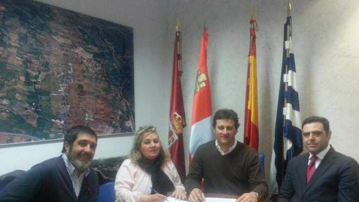 Mitadiel, Martínez, García y un vocal de la junta de Nava.