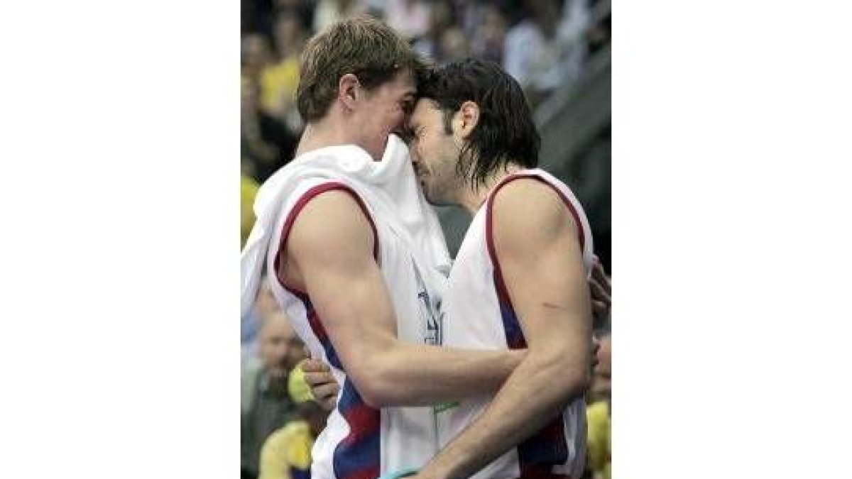 Splitter y Scola lloran tras perder la final de la liga con el Real Madrid