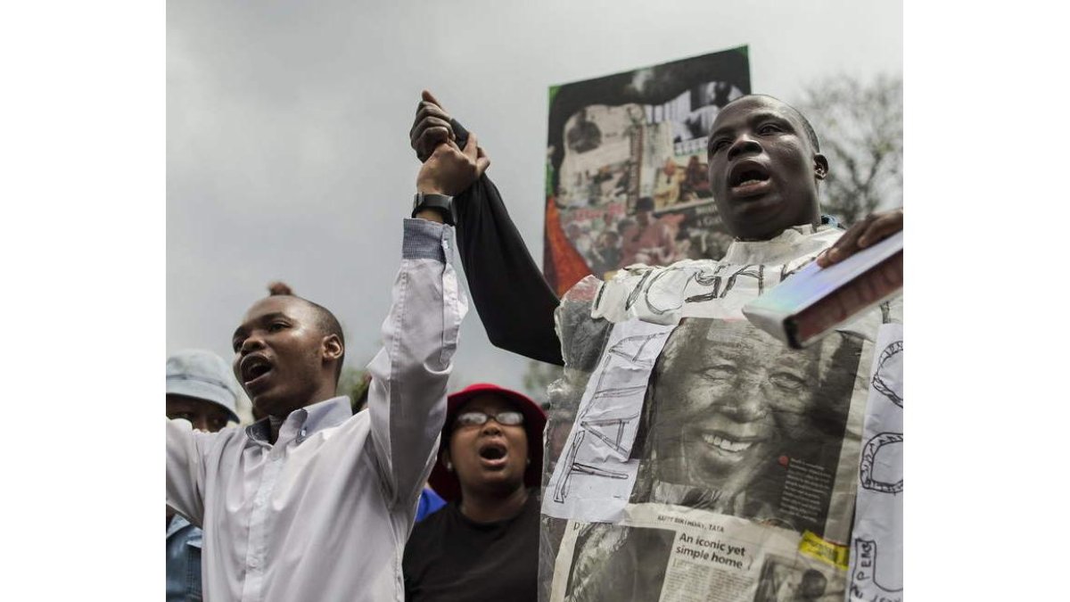 Los homenajes prosiguen frente a la casa de Mandela.