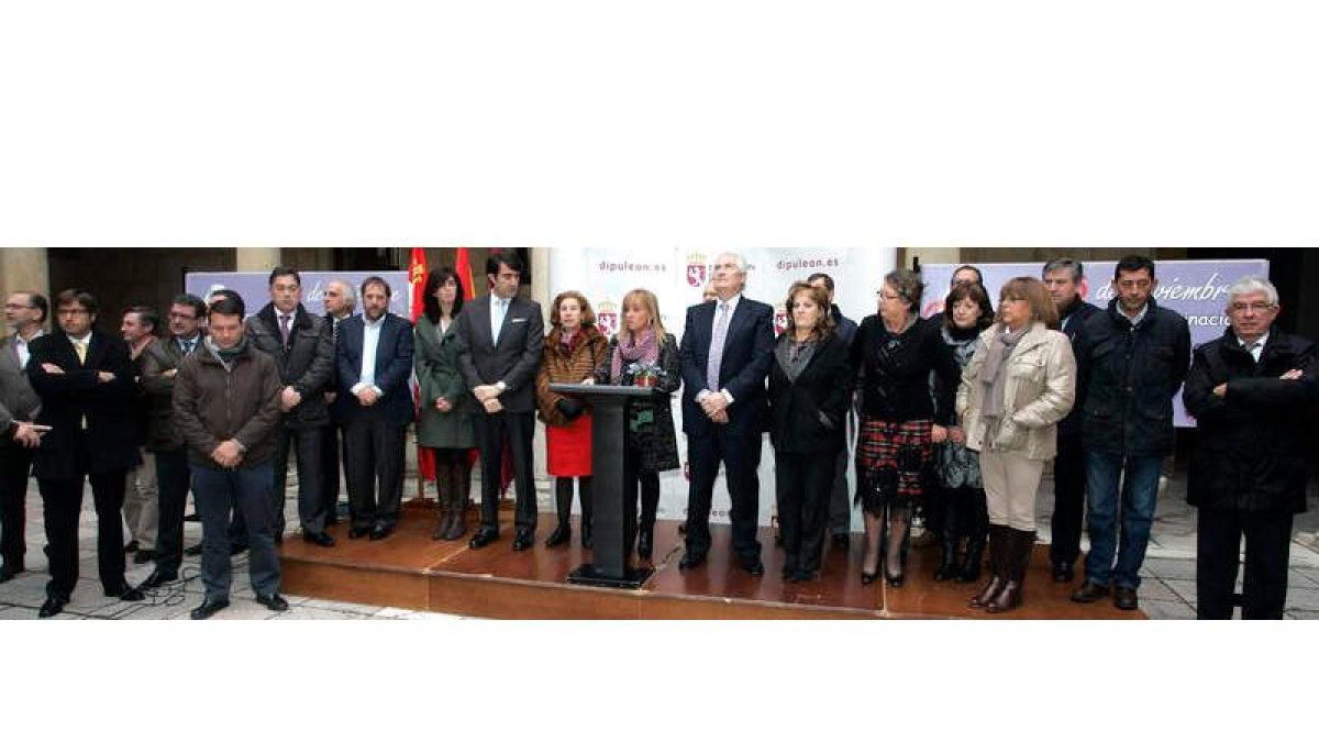 Autoridades locales y provinciales en el acto que tuvo lugar ayer en la Diputación contra la violencia de género.