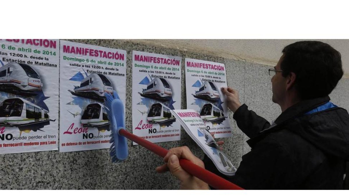 Pegada de carteles en la Estación de Feve en león convocando a la manifestación del domingo