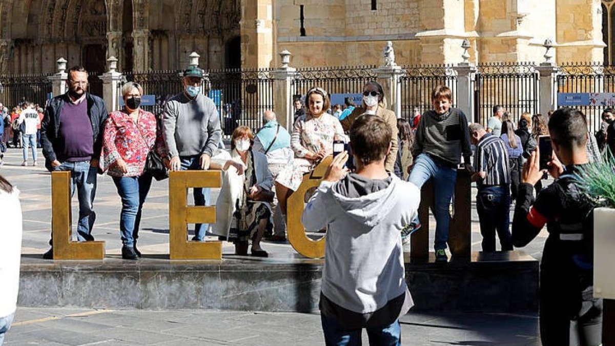 Turistas en el centro de León. MARCIANO PÉREZ
