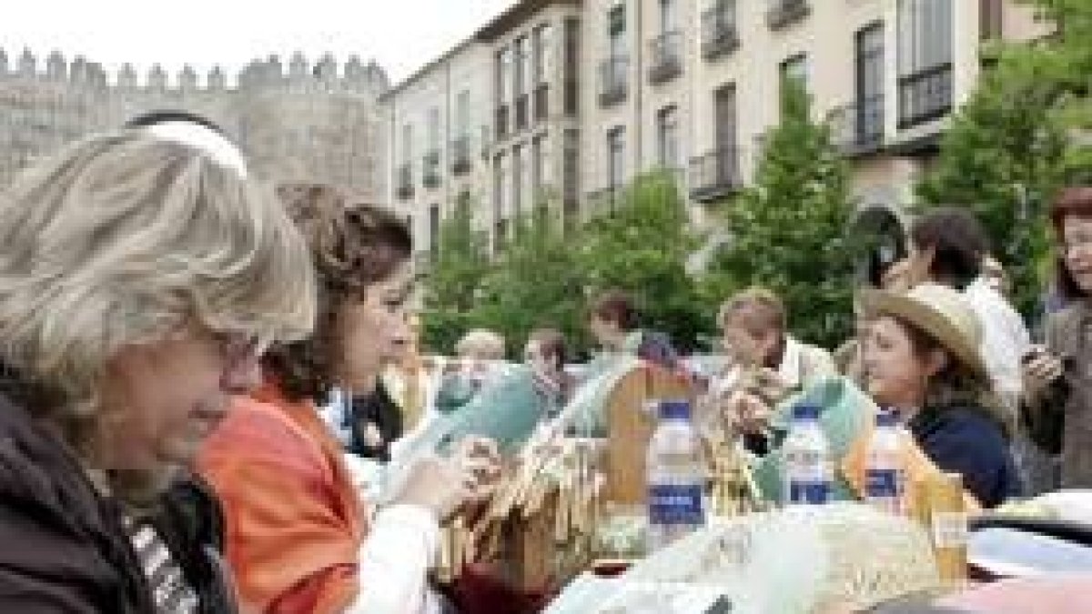 Los aficionados al encaje se afanan en sus trabajos al pide de la Muralla de Ávila