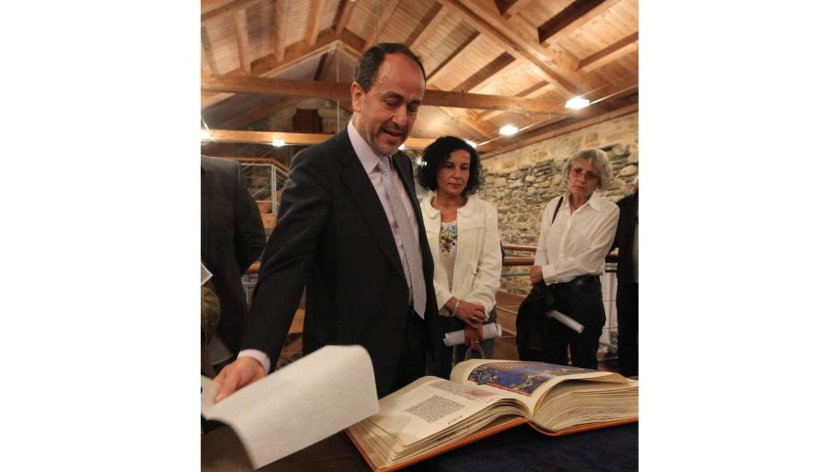 Antonio Ovalle, con un ejemplar de Templum Libri.