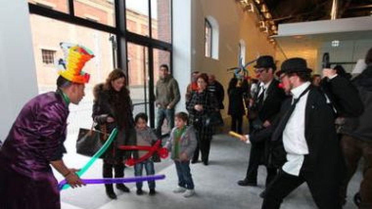 Dos niños a su llegada al 'Palacín', donde ayer por la tarde se sucedieron las actuaciones.