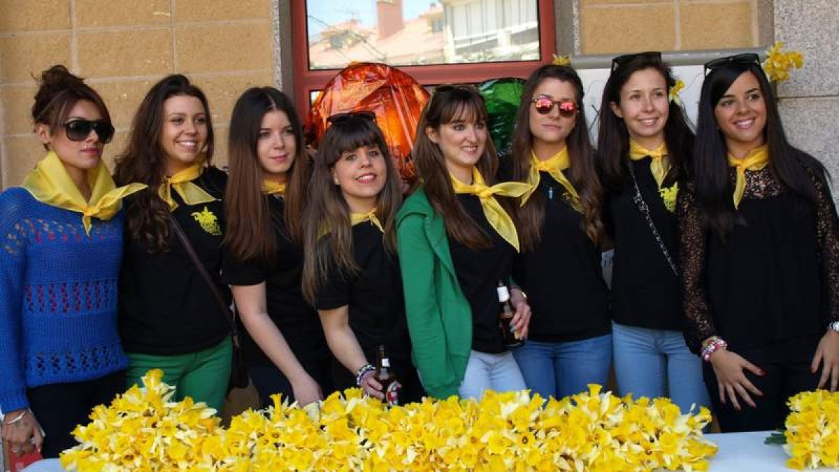 Las chicas del capilote se encargaron que todos llevasen esta emblemática flor.