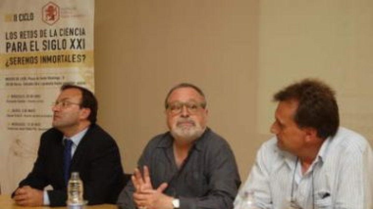 Fernando Savater, en el centro, durante la conferencia.