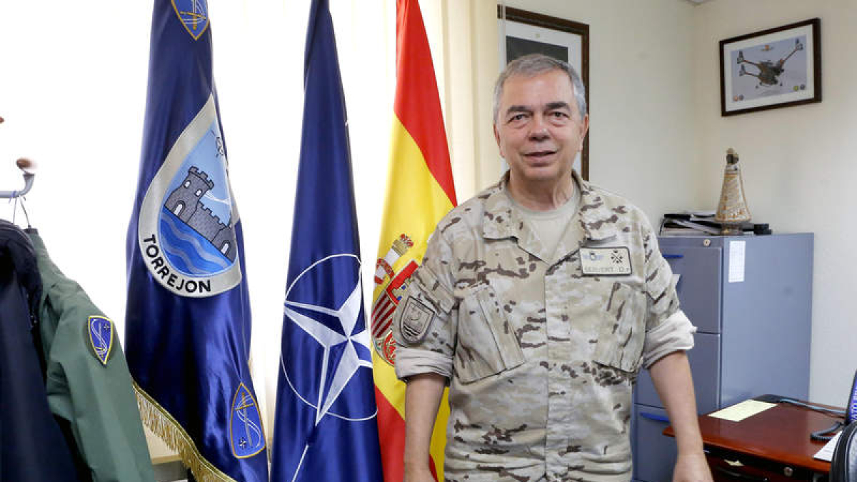 El teniente general Rubén Carlos García Servert, el pasado verano en su despacho del Coac. R.P. VIECO