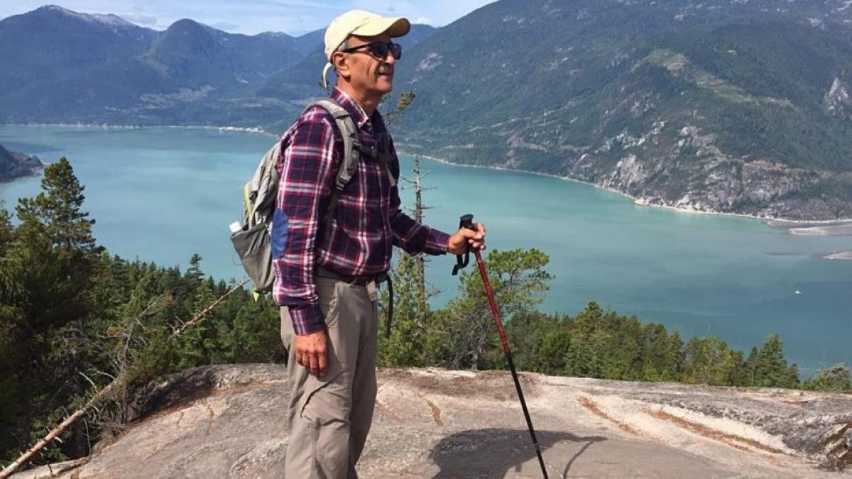 El académico y ecologista Kavous Seyed Emami en una excursión por territorio iraní.