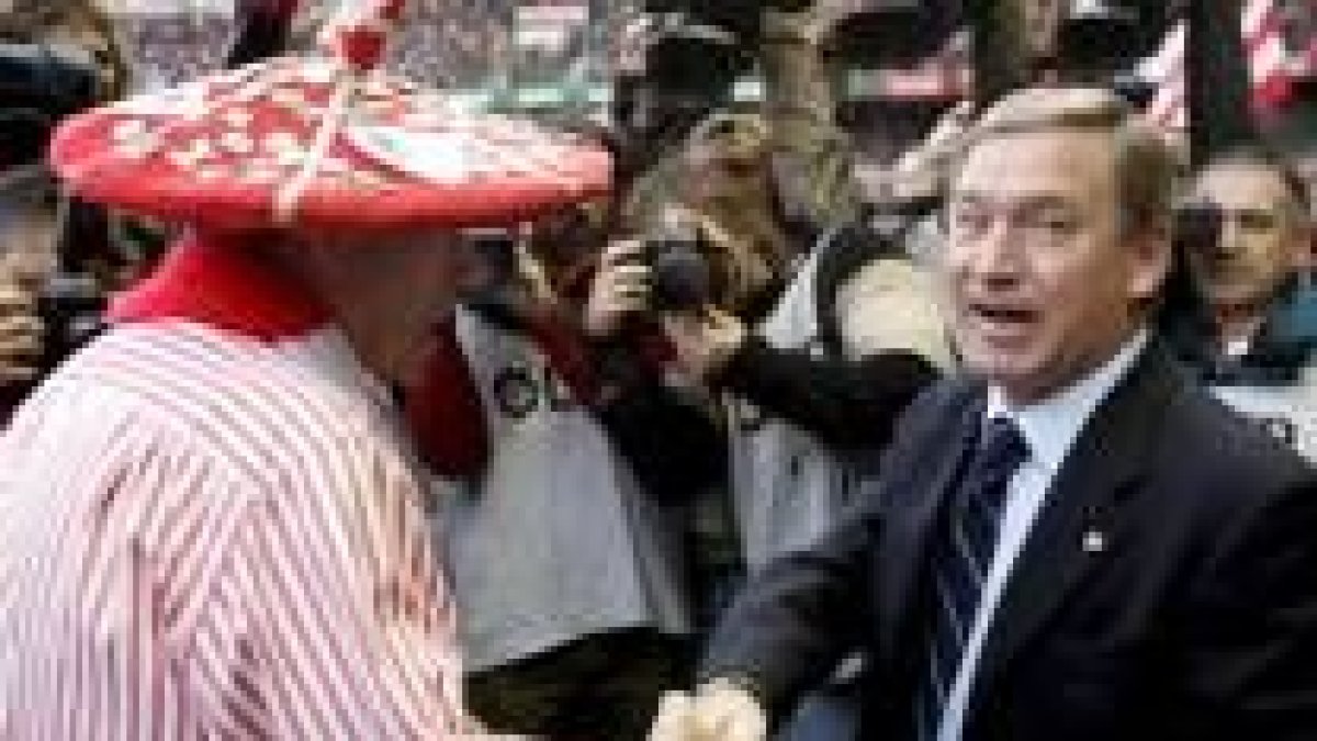 Clemente es saludado efusivamente por un aficionado minutos antes del comienzo del partido