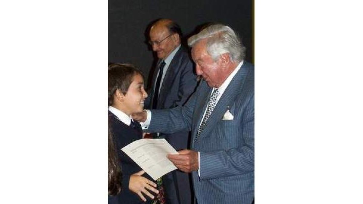 David Álvarez, con uno de los niños del colegio Peñacorada.