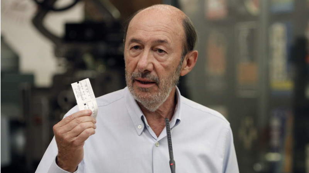 Rubalcaba, durante la rueda de prensa celebrada en un tradicional cine madrileño, el Roxy.