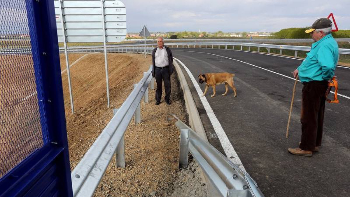 Fernández muestra el remate sin arcén de la pasarela de Torneros y los viales de acceso