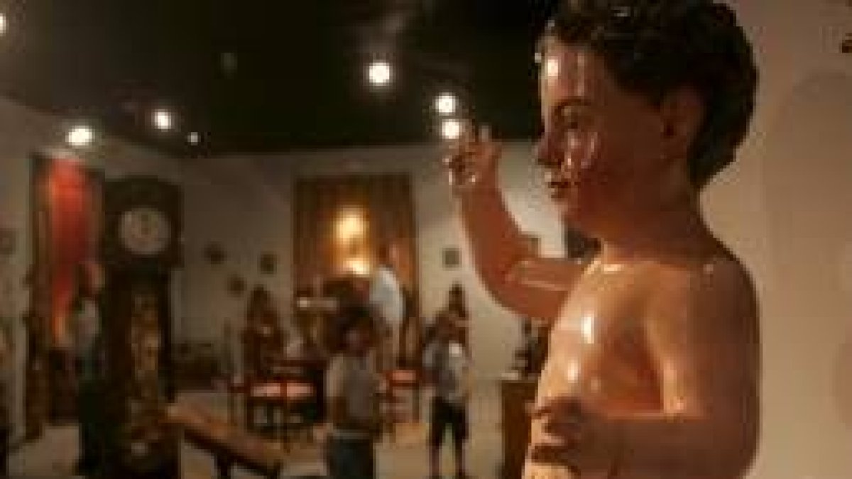 Una de las figuras de la feria de antigüedades del Ayuntamiento de San Marcelo