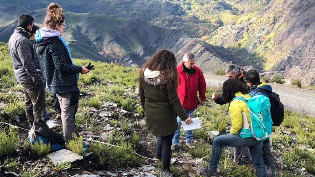 Alumnos del máster del Campus berciano visitaron la zona. DL