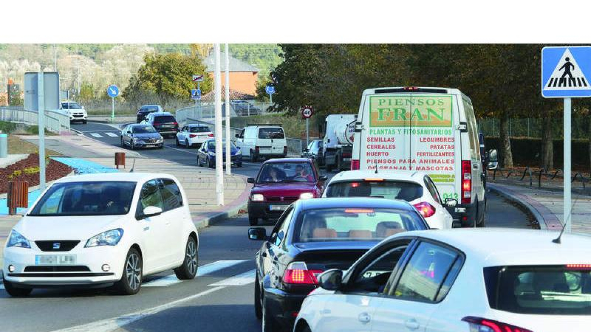 Desde la rotonda del cruce hasta la de entrada a la zona comercial apenas hay 145 metros de distancia. RAMIRO