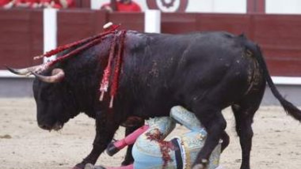 El diestro Serafín Marín es volteado por su primer toro, sin consecuencias.