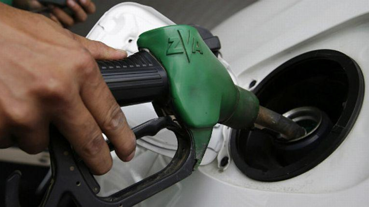 Un conductor repone gasolina.