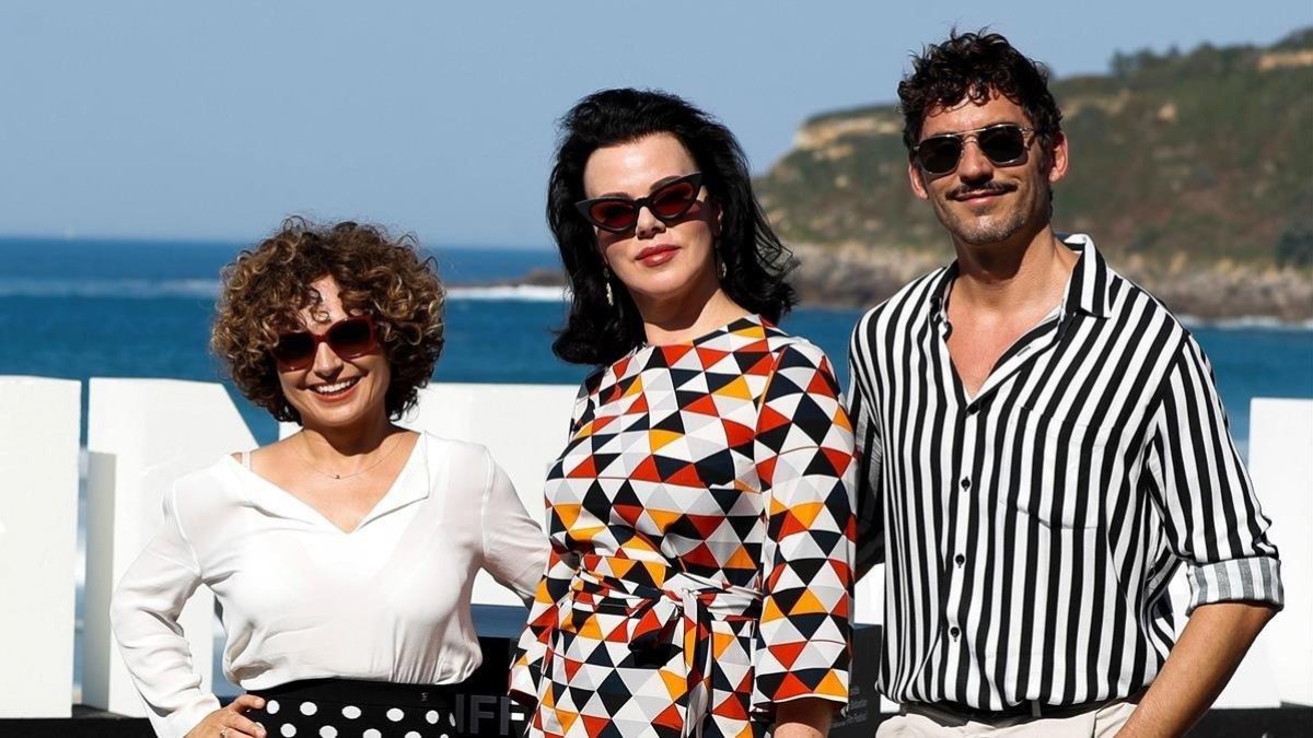 Anna Costa, Debi Mazar y Paco León, en el Festival de San Sebastián.
