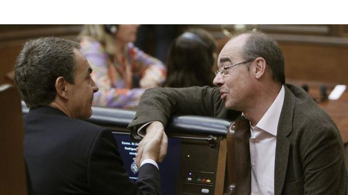 El presidente del Gobierno, José Luis Rodríguez Zapatero (i) conversa con el portavoz del BNG, Francisco Jorquera, durante el pleno del Congreso.