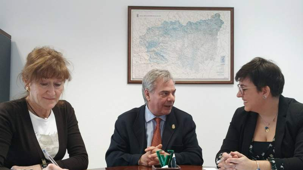 Onrubia, el gerente de Atención Primaria, José Pedro Fernández, y Camino Cabañas. DL