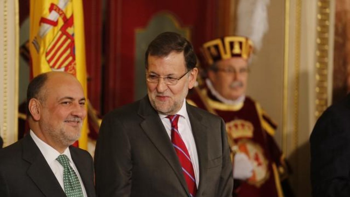 Mariano Rajoy habla con el presidente del Constitucional, Francisco Pérez de los Cobos, durante los actos con motivo del aniversario de la Carta Magna.