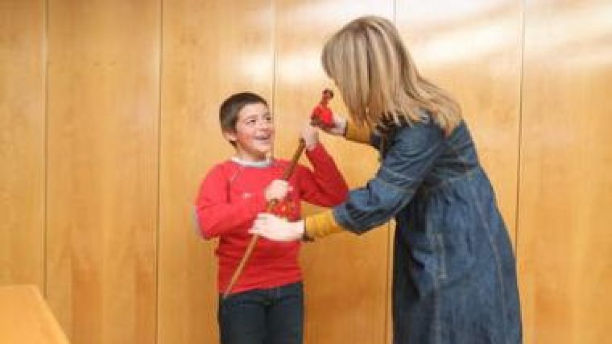 Todos los niños posaron con los concejales al término del Pleno que celebraron en el Ayuntamiento