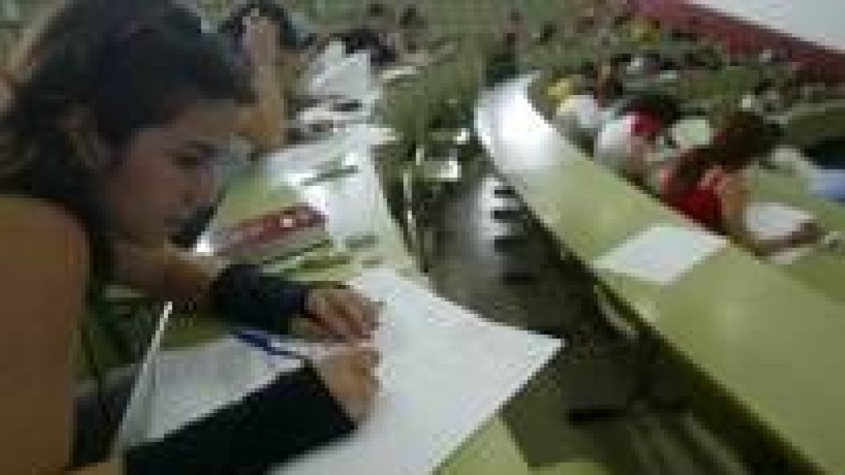 En la imagen, unos jóvenes durante las últimas pruebas de acceso a la Universidad de León