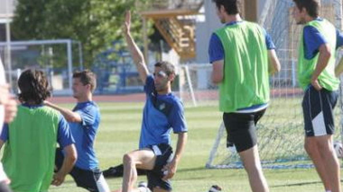 Luis Prieto entrenó ayer con una gasa que protegía los cinco puntos aplicados en Zamora.