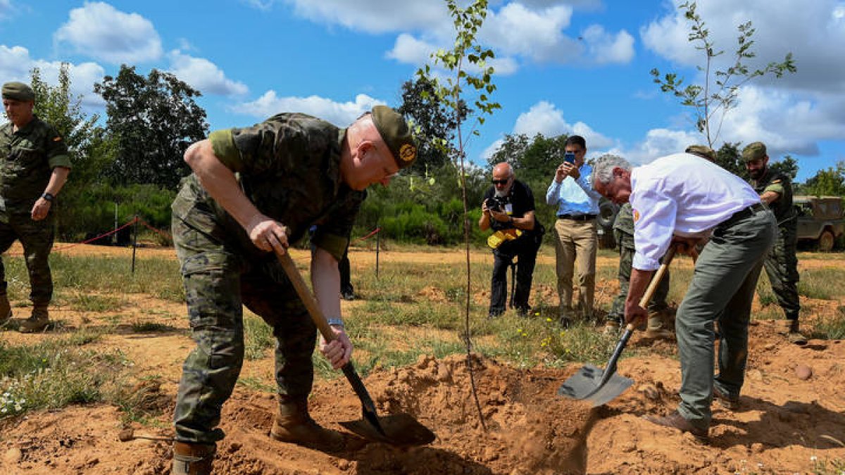 El teniente general Luis Cebrián , jefe de Infraestructuras del ministerio de Defensa y Fernando García, presidente de la Fundación Iberdrola en la inauguración de la plantación del Bosque Defensa-Iberdrola Base Conde de Gazola. J. CASARES