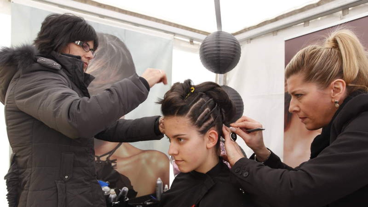 Peluquería en la jaima y con abrigo para aguantar el frío de abril.