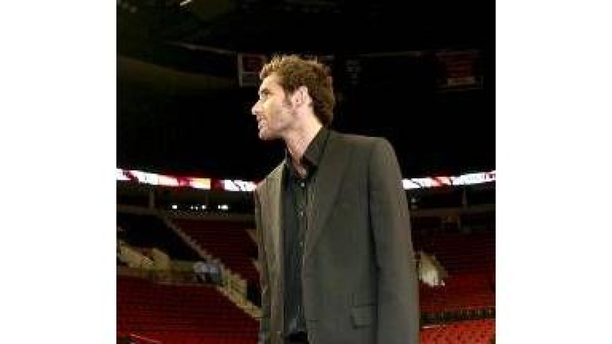 Rudy Fernández visitó ayer la que será su nueva cancha en la NBA