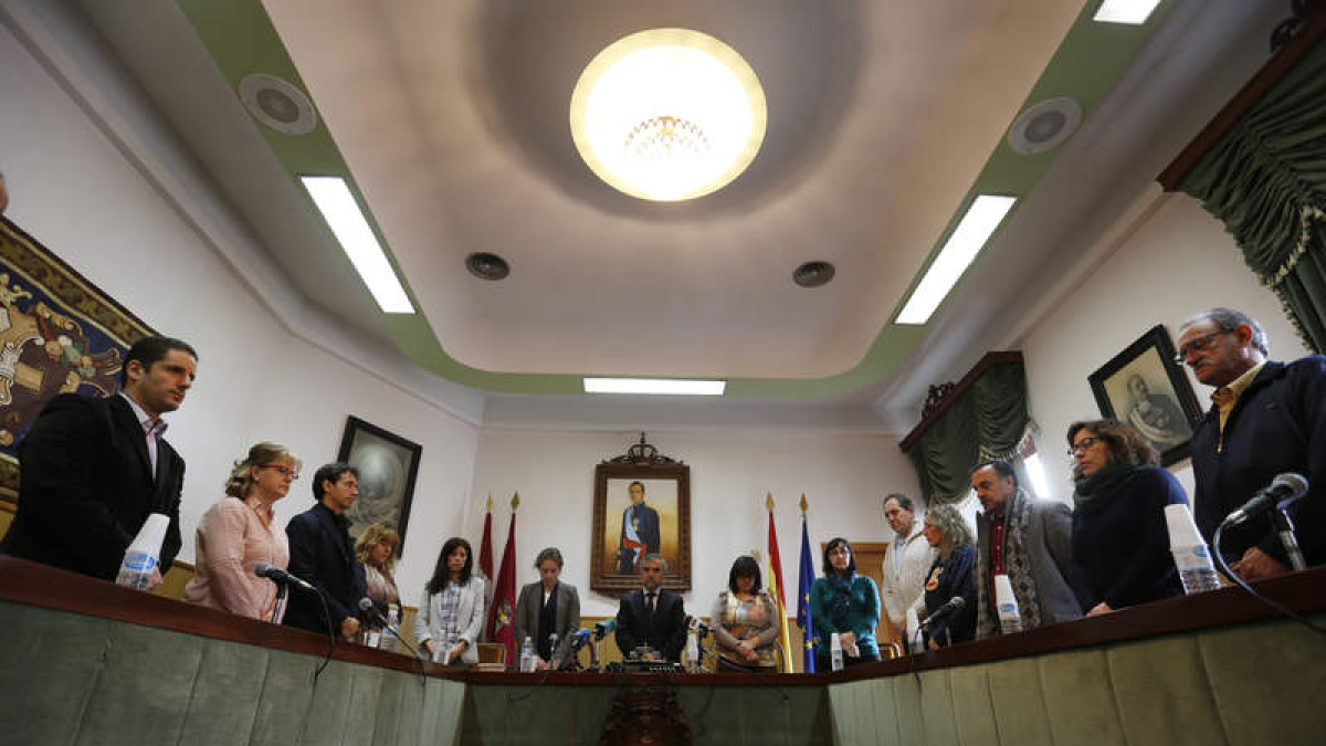La corporación bañezana aprueba por unanimidad conceder al cronista el título.