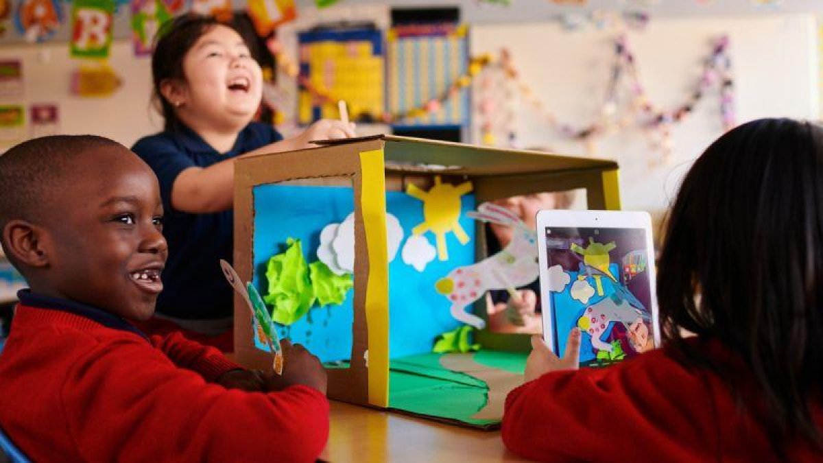 Estudiantes participando en el nuevo plan de Apple Everyone Can Create.