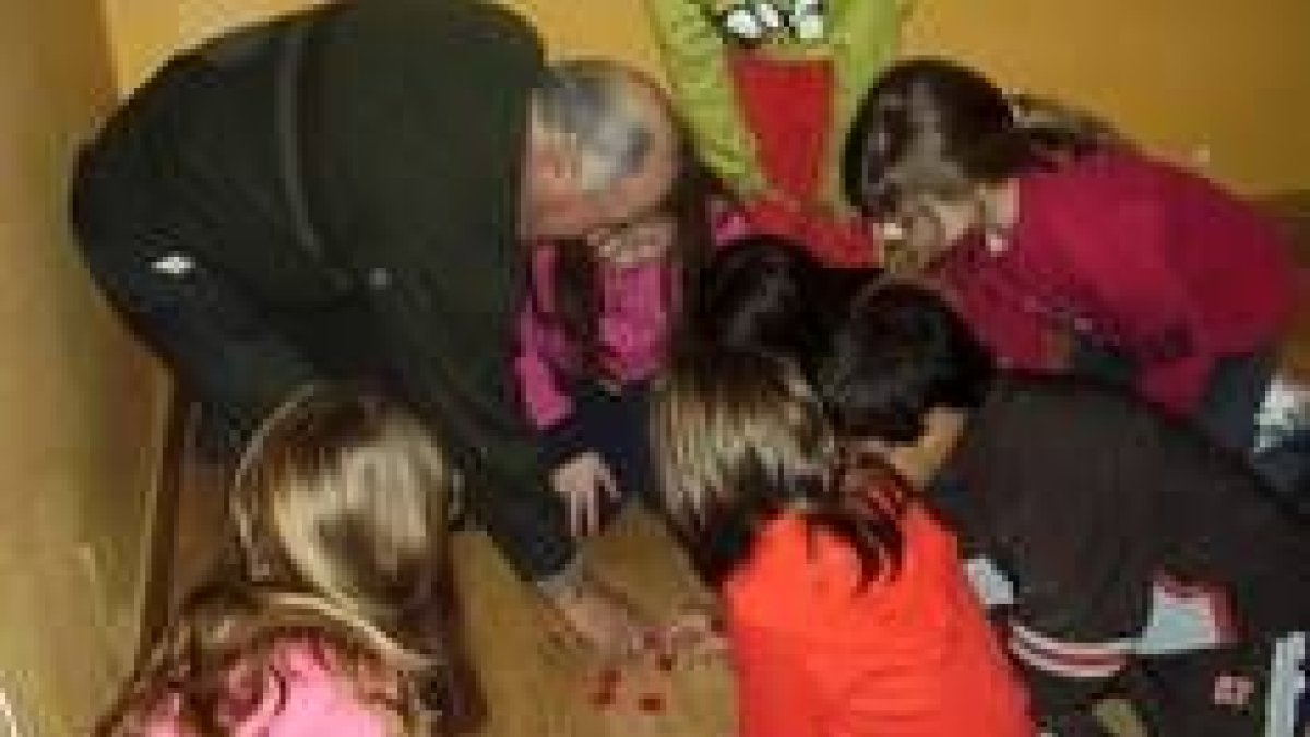 Tanto los mayores como los escolares han participado de forma activa en este proyecto de convivencia