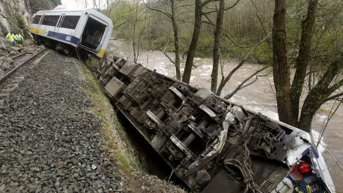 Un bombero supervisa uno de los vagones del tren.