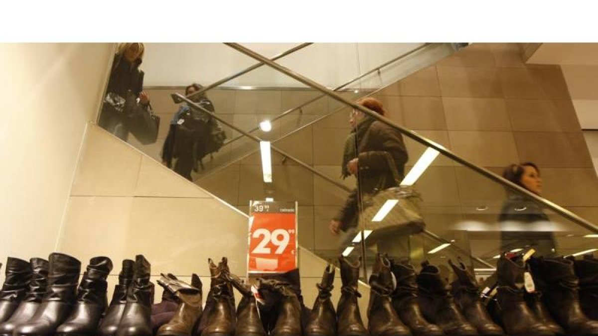 Los comerciantes insisten en que abrir más tiempo sólo les perjudica.