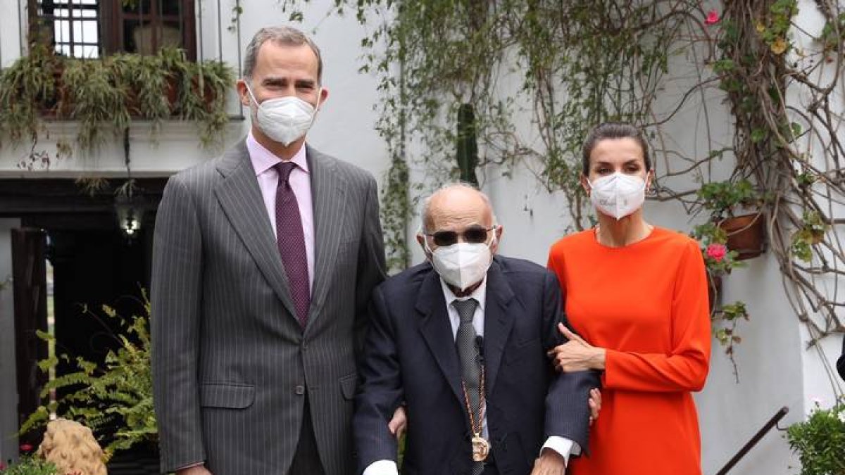 El rey y la reina junto al poeta Francisco Brines en la residencia del poeta donde los reyes le han hecho entrega del Premio Cervantes 2020 después de que este año, debido a la pandemia. CASA REAL