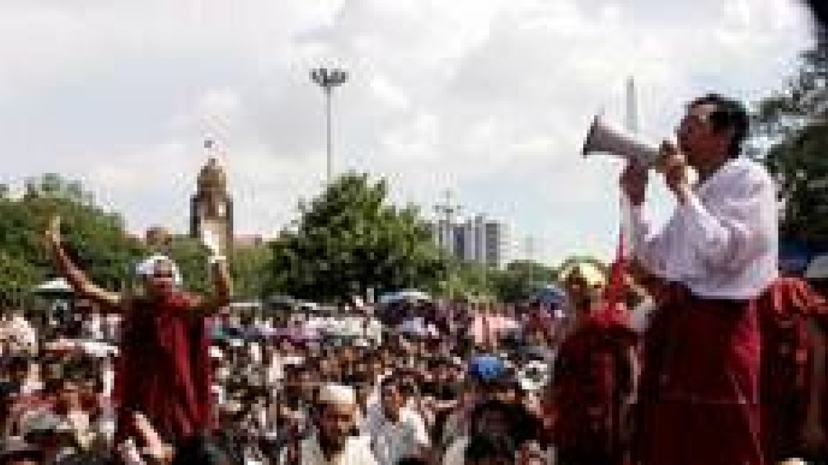 Miles de monjes budistas protestan en el octavo día de rebelión