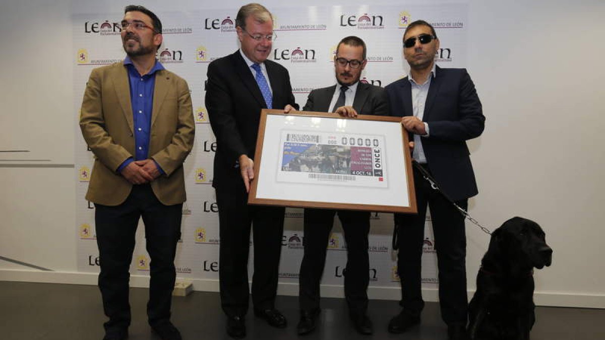 Presentación ayer del cupón que se venderá el día 4. RAMIRO